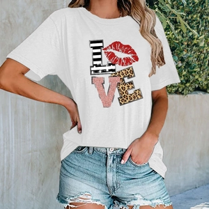 Détail d'un t-shirt en coton blanc avec impression artistique LOVE et motif léopard