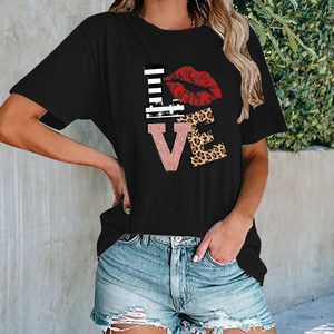T-shirt noir femme avec imprimé LOVE, motifs léopard et lèvres, style décontracté urbain