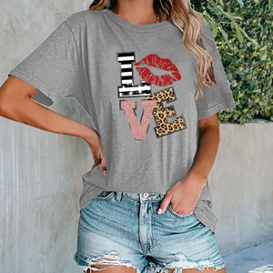 T-shirt gris en coton pour femme avec graphique LOVE, imprimé léopard et lèvres
