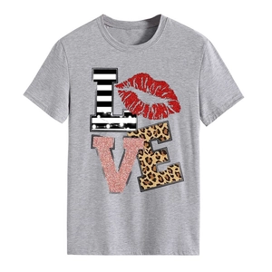 Détail de l'imprimé LOVE avec motif léopard et lèvre rouge sur le t-shirt gris
