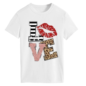 Détail de l'imprimé LOVE sur t-shirt blanc avec motifs léopard et paillettes roses