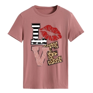 Détail de l'imprimé LOVE sur t-shirt rose poudré avec sequins et motif léopard chic
