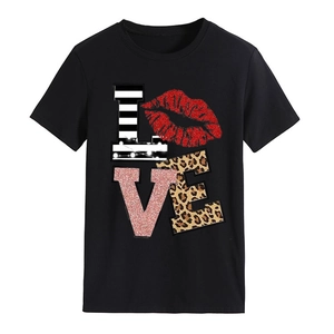 Détail de l'imprimé LOVE avec motifs léopard, paillettes et lèvres sur t-shirt noir