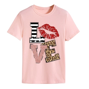 Détail du t-shirt rose à col rond avec lettres LOVE aux motifs et textures variés