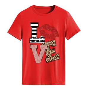 Détail d'un t-shirt rouge à col rond avec lettrage LOVE aux motifs variés mixtes