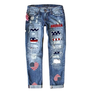 Jean bleu femme taille mi-haute avec patchs drapeau américain et imprimé texte rouge