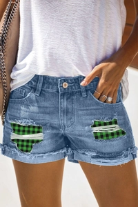 Short en jean femme bleu clair avec patch à carreaux verts et bords francs effilochés