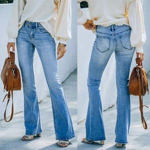 Jean évasé femme bleu clair avec délavage vintage et coupe ajustée aux jambes