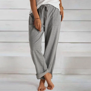 Détail du pantalon décontracté gris avec cordon de serrage et poches latérales