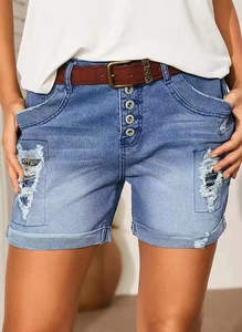 Détail d'un short en jean bleu vintage avec braguette à quatre boutons, déchirures et ceinture