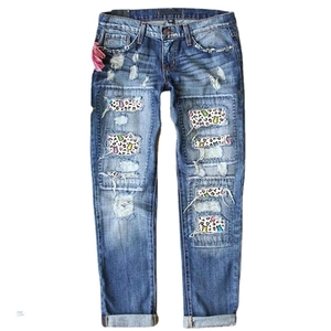 Jeans blu da donna con strappi decorativi e toppe con stampa leopardata stile vintage
