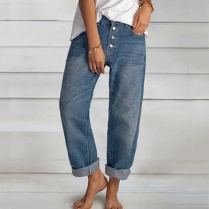 Détail d'un jean vintage bleu à jambe droite avec braguette à boutons argentés
