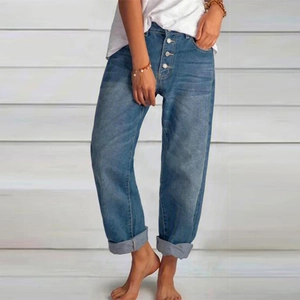 Jean droit bleu moyen pour femme avec braguette à boutons et ourlet replié