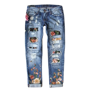Blaue Damen-Jeans mit geradem Schnitt, Destroyed-Effekt und floralen Patchwork-Details