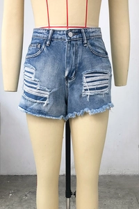 Détail du short en jean bleu clair à taille haute avec déchirures et ourlet effiloché