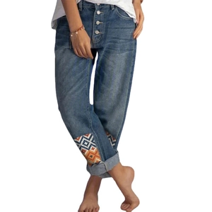 Jeans dritti larghi da donna con chiusura a bottoni e ricamo etnico sulla gamba