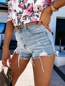 Détails de short en jean bleu clair avec ourlet déchiré et finitions à bords bruts