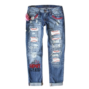 Jean bleu délavé pour femme avec broderie couture baseball rouge et motif cœur imprimé