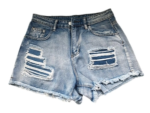 Détails d'un short en jean taille haute bleu clair avec déchirures et ourlets effilochés