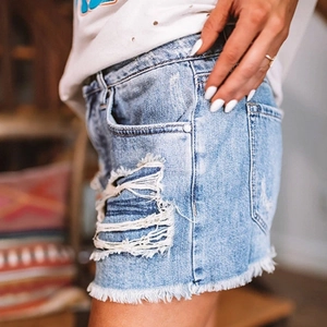 Short en jean taille haute bleu clair avec ourlet à franges et détails déchirés usés