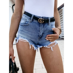 Short en jean bleu clair pour femme avec bords effilochés et coupe taille haute