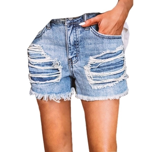 Short en jean bleu clair pour femme avec détails déchirés et ourlet à franges usé