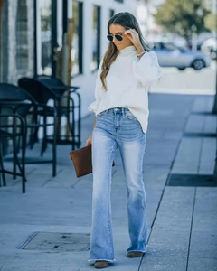 Détails du jean évasé à taille haute avec délavage vintage et ourlet effiloché pour femme