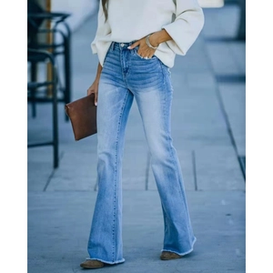 Jean évasé taille haute bleu clair pour femme avec ourlet brut et style urbain chic