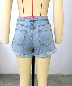 Vue arrière du short en jean bleu clair à taille haute avec poches et ourlets revers