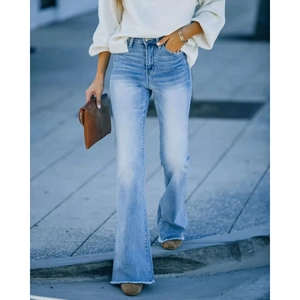 Jean évasé taille haute bleu clair pour femme avec effet délavé et ourlet brut