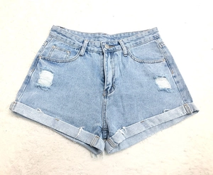 Vue à plat détaillée d'un short en jean bleu clair délavé avec ourlets repliés et déchirures