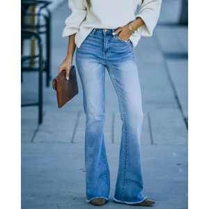 Jean évasé taille haute pour femme en bleu clair avec ourlet effiloché et effet délavé