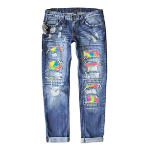 Dunkelblaue Loose Fit Jeans mit Rissen im Regenbogen-Tie-Dye-Design und Krempelsaum