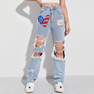 Jeans a gamba dritta a vita alta azzurri con stampa a cuore patriottica e strappi decorativi