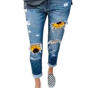 Damen Jeans mit geradem Bein und Sonnenblumen-Leoparden-Patch an den zerrissenen Knien