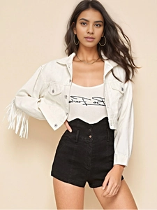 Detailaufnahme einer weißen Jeansjacke mit langen Fransenärmeln und Quasten-Design-Elementen