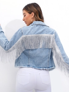 Vista posteriore della giacca di jeans blu chiaro con lunghe frange argentate e orlo sfrangiato