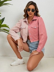 Détail de veste en jean bicolore avec ourlet effiloché et boutons métalliques