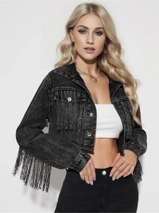 Dettaglio della giacca di jeans nera corta con lunghe frange in stile boho sulle maniche