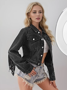 Détail montrant les franges noires sur les manches d'une veste en jean délavé noir