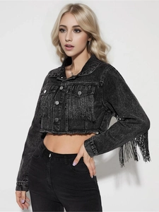 Dettaglio della giacca in denim nero lavato con frange vintage e bottoni metallici