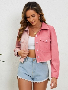 Détail d'une veste en jean rose color-block avec poches poitrine et ourlet à franges
