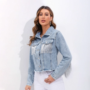 Giacca di jeans azzurra con frange argentate su tasche e maniche per un look alla moda