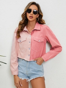 Détail d'une veste en jean patchwork bicolore rose avec ourlet brut et boutons métal