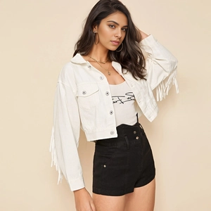 Weiße Kurz-Jeansjacke für Damen mit Fransenärmeln und schwarzen High-Waist-Denim-Shorts