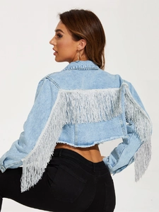 Dettaglio giacca corta in denim celeste con lunghe frange argentate su schiena e maniche
