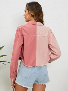 Détail d'une veste en jean patchwork rose avec ourlet effiloché et coupe courte stylée