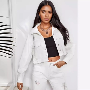 Completo jeans bianco da donna con giacca denim strappata e jeans in stile vintage