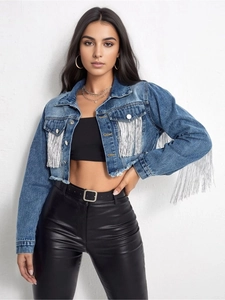 Dettaglio ravvicinato della giacca di jeans blu con frange argentate lucide su petto e maniche