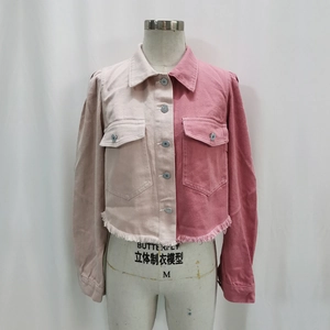 Détail de la veste en jean patchwork rose bicolore avec ourlet effiloché et boutons argentés